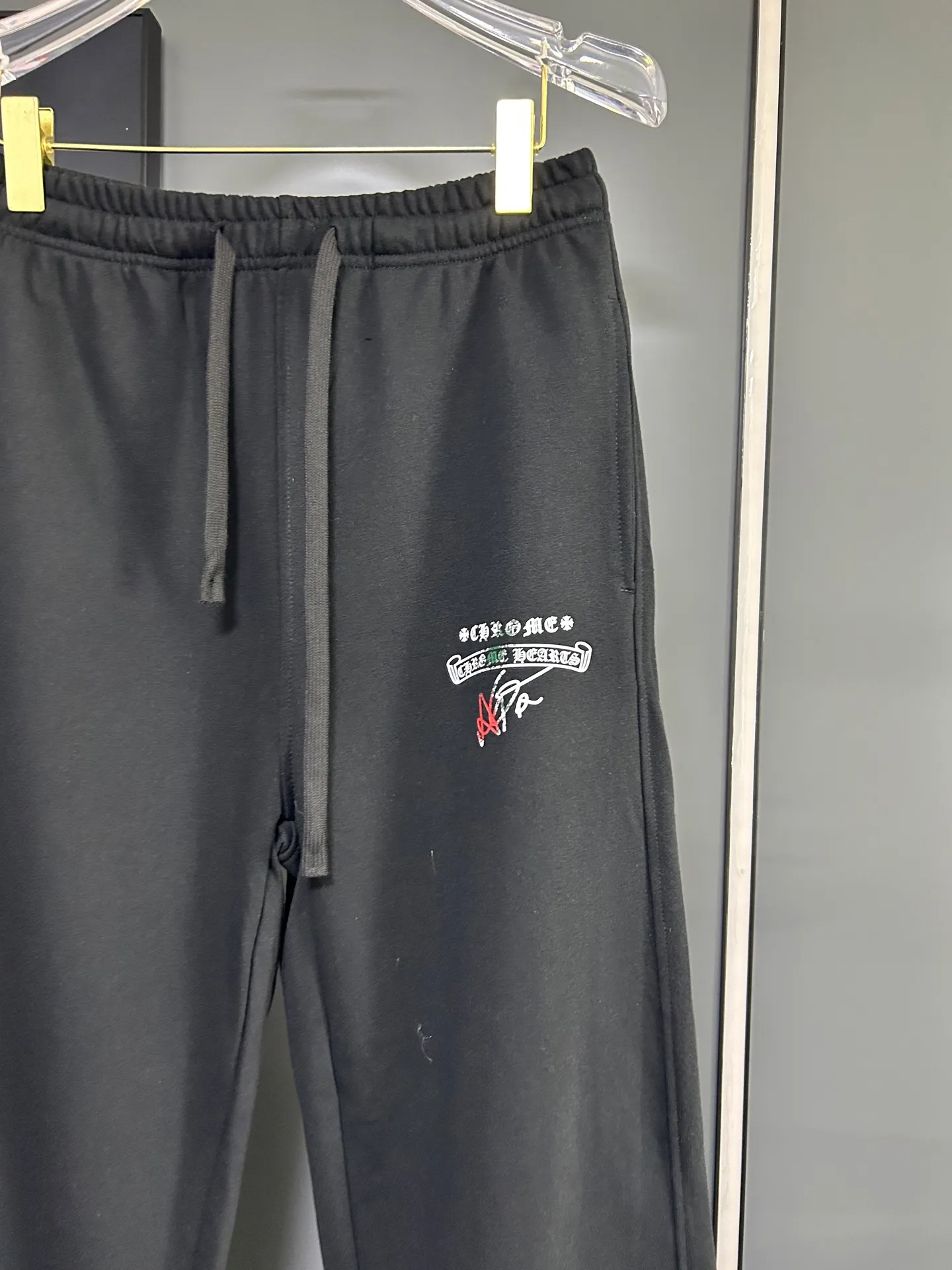 P220 Chrome Hearts 25 new colorful cross-mark loose straight trousers 2025 autumn and winter new embroidered elastic band casual trousers, customized fabrics at the counter. Made of 400g high-version terry fabric, with high breathability and comfort, impeccable details, no pilling and no deformation, brand element design concept, reflecting high quality. It feels delicate and soft! It presents casual tailoring, the same style for men and women, and the upper body shape is awesome! Size: S M L XL Color: Black Gray